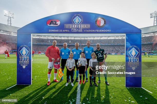 Ron Vlaar of AZ Alkmaar, assistant trainer Sander van Roekel, referee Bjorn Kuipers, assistant trainer Erwin Zeinstra, Karim El Ahmadi of Feyenoord...