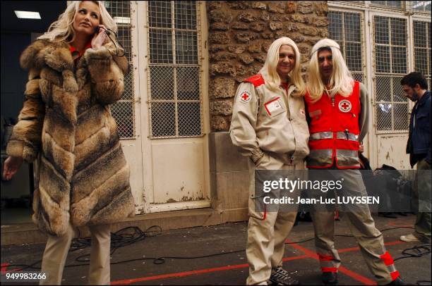 Avant la prise de vue de la photo collective. Adriana au telephone et les queteurs de la Croix Rouge portant une perruque blonde. .