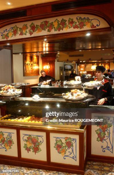 The famous Alsatian brasserie Chez Jenny, with its historical decor and marquetry by Jenny Spindler, at Place de la République. 20040100 Paris: la...