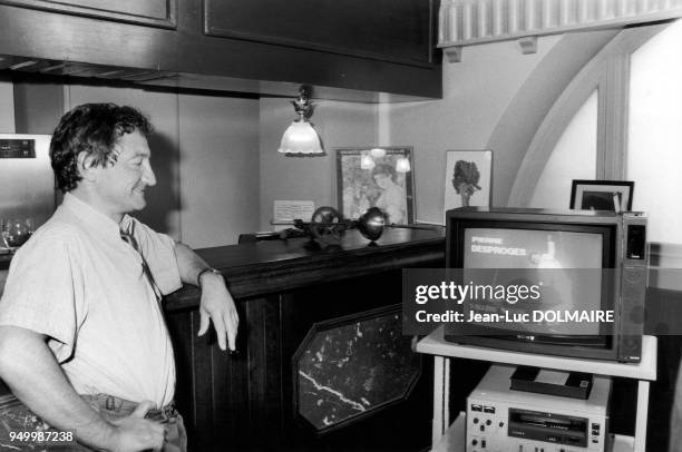 Humoriste devant sa télévision où passent ses 3 CLIPS PUBS DETOURNEES le 4 septembre 1986.