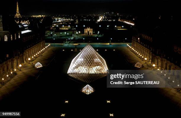 Vue de la Cour Napoléon et la Pyramide du Louvre, Derrière l'arc de triomphe du Carrousel et le jardin des Tuileries, 75 Paris.