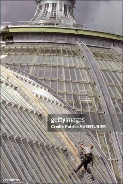 Installation of a zinc ornament on a beam of the glass roof of the Grand Palais.