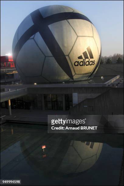 Adidas changes the Geode into Roteiro a giant football ball for the Euro 2004.