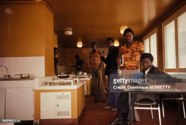 Des travailleurs d'origine africaine se retrouvent dans la piece commune de leur foyer situe rue Riquet, en 1974 a Paris, France.