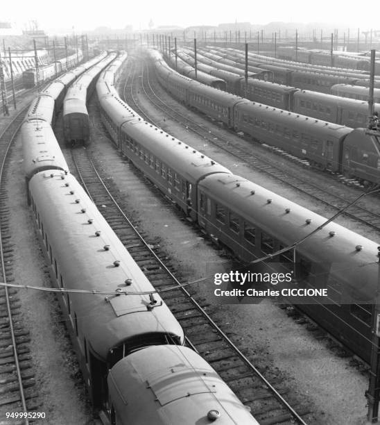 Vue d'ensemble d'une gare de triage, circa 1960 a Paris, France.