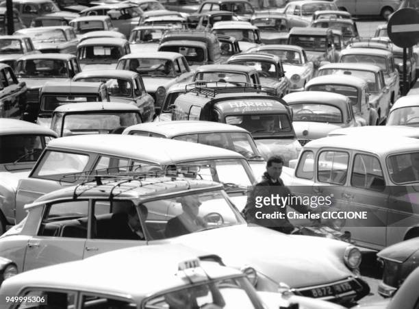 Voitures dans un embouteillage, circa 1960 a Paris, France.