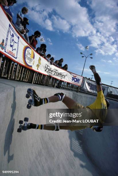 Figure acrobatique en roller - patins à roulettes - dans un bowl en décembre 1978 aux Etats-Unis.