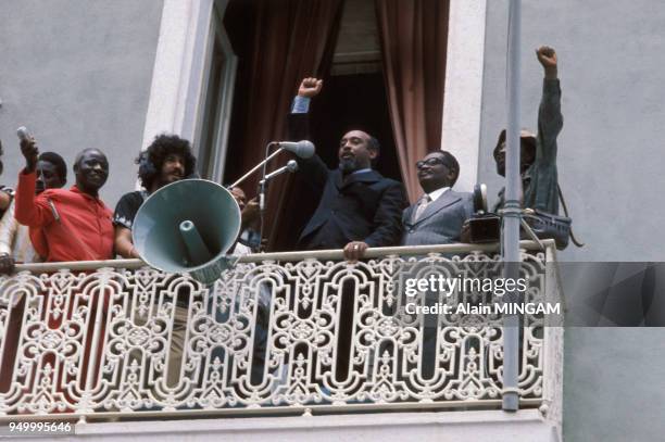 Marcelino dos Santos - barbu - et Agostinho Neto à droite s'adressent à la foule lors de la proclamation de l'indépendance de l'Angola en novembre...