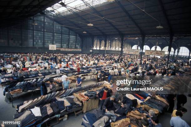 Marché aux vêtements au Carreau du Temple en mai 1976 à Paris, France.