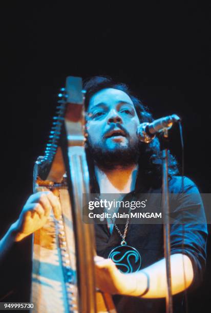 Alan Stivell jouant la harpe celtique lors d'un concert, circa 1970, en France.