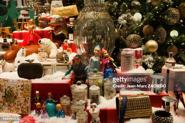 La vitrine Joyeuses fêtes de l'evenement Printemps Noel Voyage magique propose par Burberry, où sont suggérées de nombreuses idees de cadeaux de...