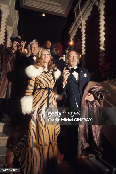 Salvador Dali avec à son bras la baronne Marie-Hélène de Rothschild pour la première de la revue 'Le Grand Jeu' au Lido en décembre 1973 à Paris,...