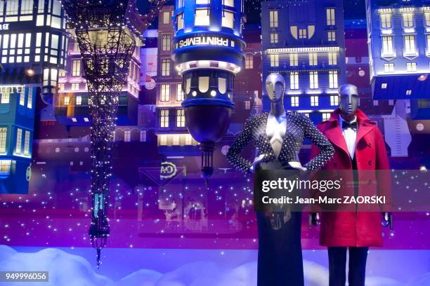 La vitrine "L'arrivee à Paris" de l'evenement Printemps Noel Voyage magique propose par Burberry, boulevard Haussmann à Paris, le 3 decembre 2014.