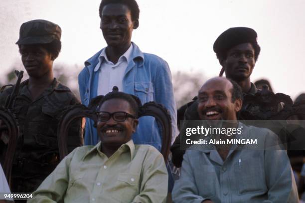état-major du MPLA - Mouvement populaire de libération de l'Angola -avec Agostinho Neto, assis à gauche, et Marcelino dos Santos - barbu - lors de la...