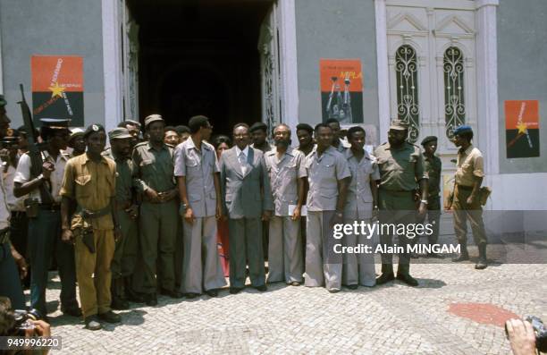 état-major du MPLA - Mouvement populaire de libération de l'Angola -avec Agostinho Neto au centre en costume et Marcelino dos Santos - barbu - lors...