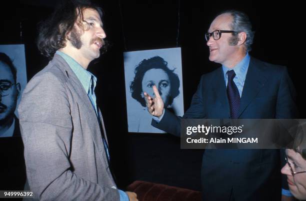 Le fils des époux Rosenberg Michael Meeropol avec Alain Decaux, auteur de la pièce 'Les Rosenberg ne doivent pas mourir' en 1975 à Paris, France.