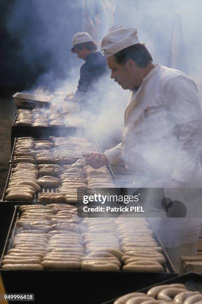 Grillade de saucisses à la foire de Leipzig en mars 1985, Allemagne.