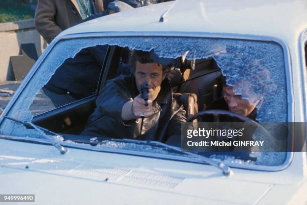 Jean-Paul Belmondo lors du tournage du film 'Peur sur la ville' réalisé par Henri Verneuil en décembre 1974 à Paris, France.