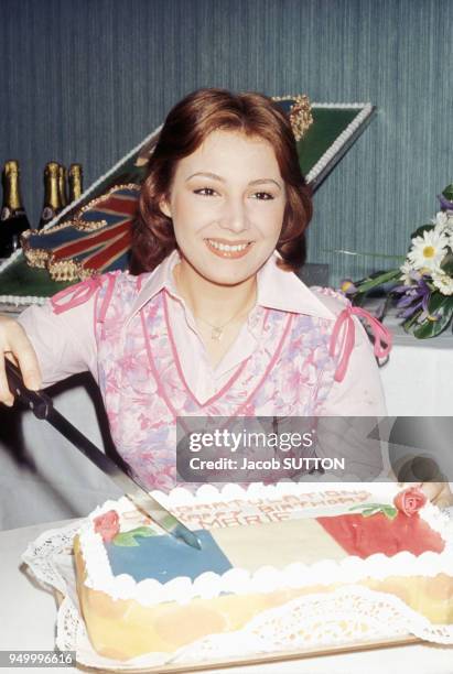 La chanteuse Marie Myriam fête son anniversaire et sa victoire au concours de l'Eurovision le 7 mai 1977 à Londres, Royaume-Uni.