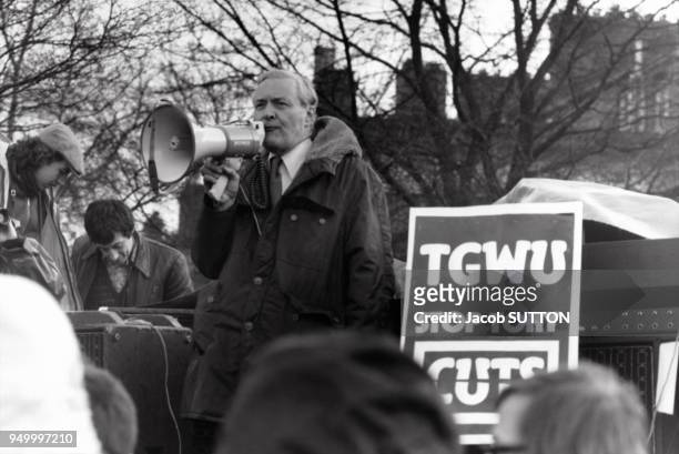 Tony Benn, de l'aile gauche du Parti travailliste, lors d'une manifestation contre la politique de Margaret Thatcher en mars 1981 au Royame-Uni.