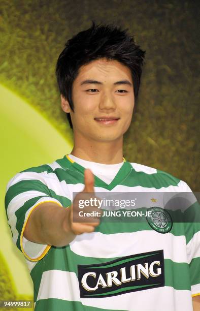 South Korean football star Ki Sung-Yueng poses for a photo after a press conference in Seoul on December 21, 2009. The 20-year-old midfielder signed...