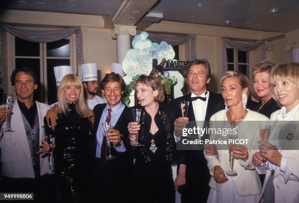 Lancement du champagne Alain Delon chez Fauchon avec notamment Lova Moor, Patricia Kaas et Mireille Darc le 8 septembre 1990 à Paris, France.