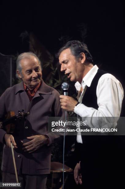 Yves Montand et le violoniste Stéphane Grappelli dans un show télévisée en janvier 1975 à Paris, France.