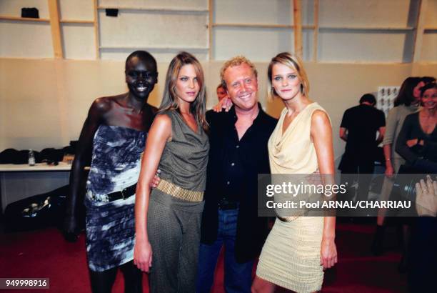 Alek Wek, Frankie Rayder, Michael Kors et Carmen Kass lors du défilé Céline collection prêt-à-porter Printemps/été 2001 le 10 octobre 2000 à Paris,...