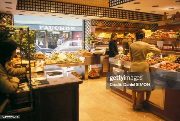 Rayon fruits et légumes à l'épicerie fine Fauchon à Paris, circa 1980, France.