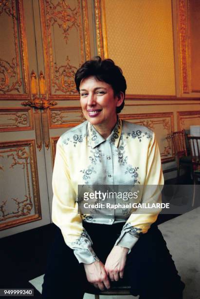 Roselyne Bachelot pose lors du salon du livre politique à l'Assemblée Nationale en Mars 2001 à Paris, France.