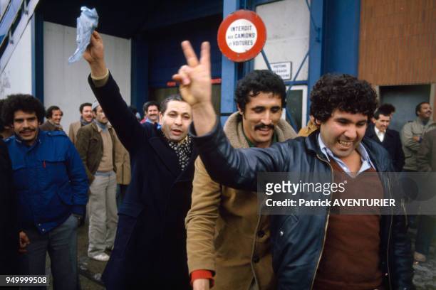 Ouvriers pendant la grève à l'usine Talbot le 5 janvier 1984 à Poissy, France.