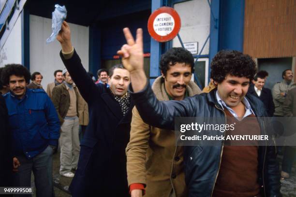 Ouvriers pendant la grève à l'usine Talbot le 5 janvier 1984 à Poissy, France.