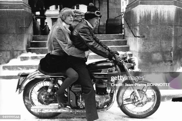 Marianne Faithfull et Alain Delon sur une moto lors du tournage de 'La motocyclette' de Jack Cardiff en novembre 1967.