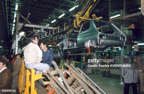 Ouvriers en grève sur les chaînes de montage pendant le conflit à l'usine Talbot le 5 janvier 1984 à Poissy, France.