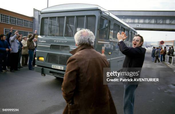 Fourgon de CRS et ouvriers pendant la grève à l'usine Talbot le 5 janvier 1984 à Poissy, France.