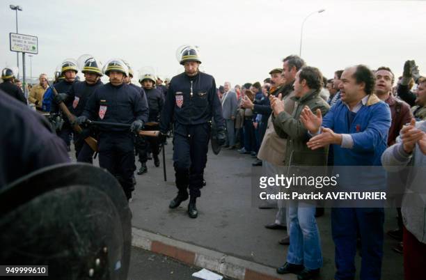 Ouvriers et CRS pendant la grève à l'usine Talbot le 5 janvier 1984 à Poissy, France.
