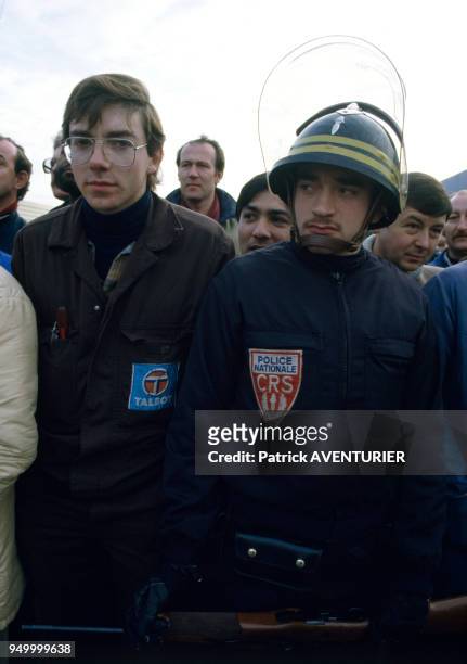 Ouvriers et CRS pendant la grève à l'usine Talbot le 5 janvier 1984 à Poissy, France.