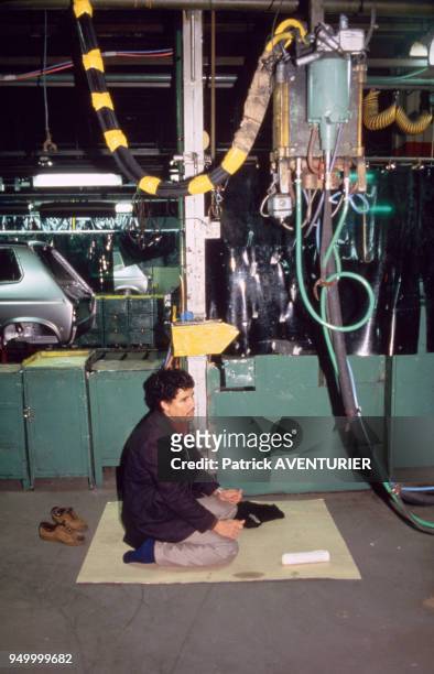 Un ouvrier fait sa prière pendant la grève à l'usine Talbot le 5 janvier 1984 à Poissy, France.