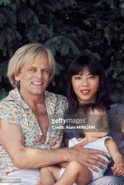 Klaus Kinski avec sa femme Geneviève Minhoi-Loanic et leurs fils Nikolai, circa 1970, en france.