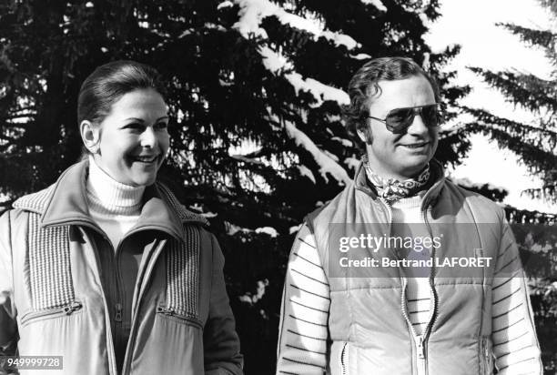 Le roi de Suède Charles XVI Gustave et la reine Silvia aux sports d'hiver, dans la station de Méribel, en France, le 1er mars 1977.