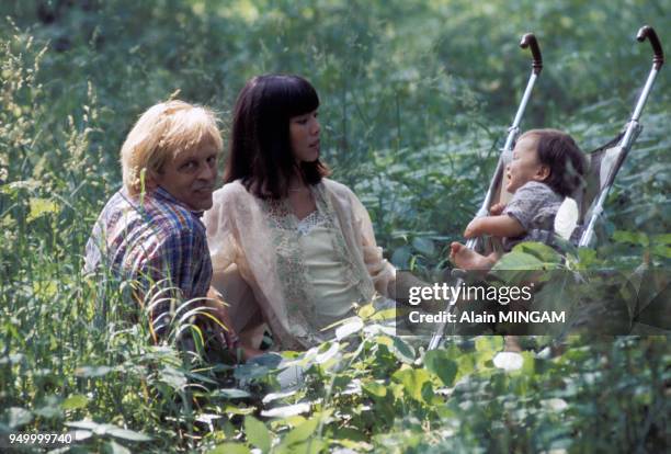 Acteur Klaus Kinski avec sa femme Geneviève Minhoi-Loanic et leur fils Nikolai en juillet 1977 en France.