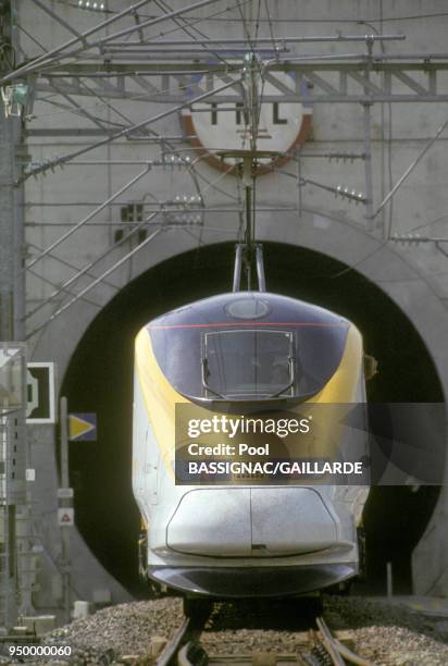 Le train a grande vitesse Eurostar arrive au terminal côté francais le 3 Mai 1994 à Calais, France.