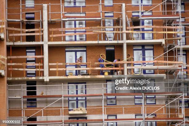 Building construction in the context of the renovation of the Ilot Chalon near the Gare de Lyon, in September 1987 in Paris, France.