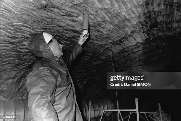 Ouvrier sur le chantier de forage du premier projet du tunnel sous la Manche, à Sangatte, dans le Pas-de-Calais, en France, en août 1973.