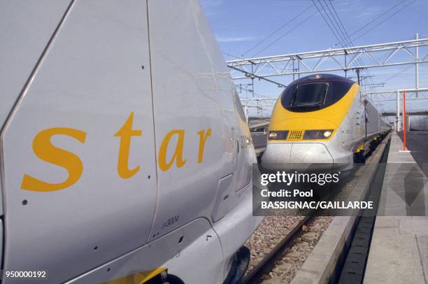 Le train à grande vitesse Eurostar arrive au terminal francais Eurotunnel le 3 Mai 1994 à Calais, France.
