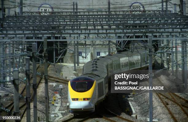 Le train a grande vitesse Eurostar arrive au terminal francais Eurotunnel le 3 Mai, 1994 a Calais, France.