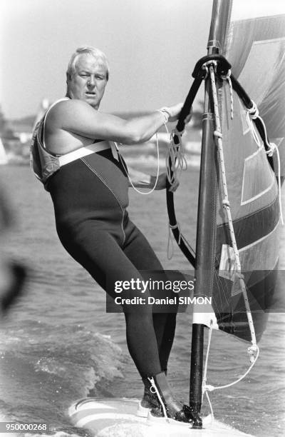 Le fondateur et président du parti français le Front National, Jean-Marie Le Pen fait de la planche à voile en septembre 1980 à La Trinité sur Mer,...