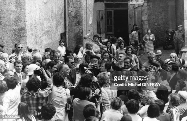 Bain de foule pour le président français Georges Pompidou et sa femme, Claude Pompidou en sortant de l'église le 10 juin 1973 à Carjac, France.