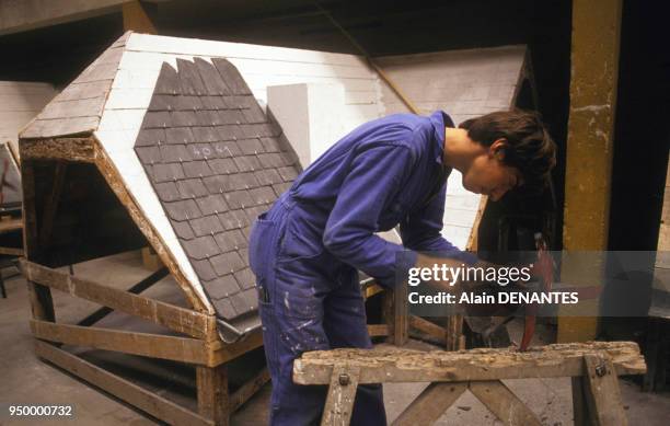 Jeune apprenti dans un centre d'apprentissage des métiers du batiment en juin 1991 à Angers, france.