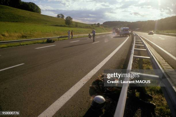 Accident entre une moto et une voiture sur une autoroute le 2 aout 1987 en France.